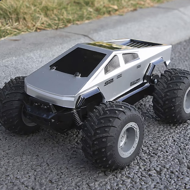 Cybertruck Monster на вулиці